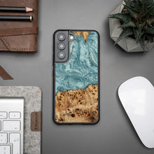 Заредете изображение във визуализатора на галерията – Wood and resin case for Samsung Galaxy S22 Bewood Unique Uranus - blue and white
