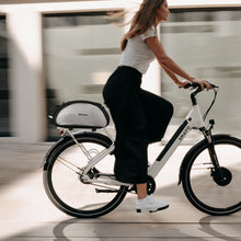 Заредете изображение във визуализатора на галерията – Wozinsky bike carrier bag with shoulder strap 13l black (WBB1BK)
