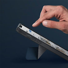 Заредете изображение във визуализатора на галерията – Uniq case Transforma iPhone 14 6.1" Magclick Charging black/ebony black
