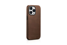 Заредете изображение във визуализатора на галерията – MagSafe-compatible leather case for iPhone 15 Pro iCarer Oil Wax Premium Leather - brown

