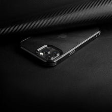 Заредете изображение във визуализатора на галерията – UNIQ etui Combat iPhone 13 Pro Max 6,7" aramid smoke
