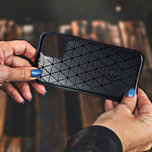 Заредете изображение във визуализатора на галерията – Forcell carbon гръб за vivo y21 / y21s / y33s black - TopMag
