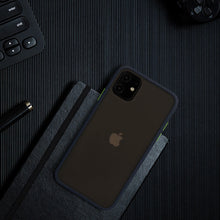Заредете изображение във визуализатора на галерията – Vennus Color Button Bumper > Iphone 11 Pro Navyy
