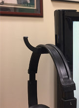 Заредете изображение във визуализатора на галерията – Headphones holder hook HH01 to monitor

