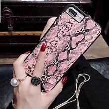 Заредете изображение във визуализатора на галерията – BAG - SNAKE Leather Case - IPHONE XR Pink
