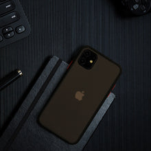 Заредете изображение във визуализатора на галерията – Vennus Color Button Bumper for 7/8/SE 2020/SE 2022 Black
