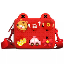 Заредете изображение във визуализатора на галерията – Kids handbag K10 red
