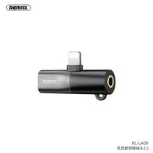 Заредете изображение във визуализатора на галерията – Remax adapter apple lightning 8-pin към lightning 8-pin + aux jack 3,5mm ( hf + charging ) fonshion rl-la09 черен - TopMag
