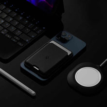 Заредете изображение във визуализатора на галерията – Spigen valentinus universal magnetic джоб за карти magsafe черен - TopMag
