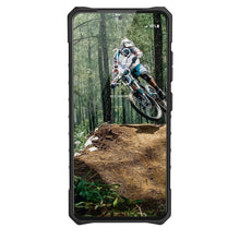 Заредете изображение във визуализатора на галерията – ( uag ) urban armor gear plasma for samsung s21 ultra black transparent - TopMag
