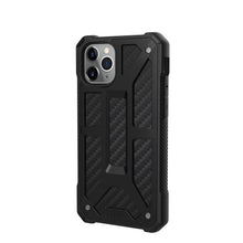 Заредете изображение във визуализатора на галерията – Urban armor gear monarch гръб за iPhone 11 pro carbon fiber - само за 77.3 лв
