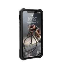 Заредете изображение във визуализатора на галерията – Urban armor gear monarch гръб за iPhone 11 pro carbon fiber - само за 77.3 лв
