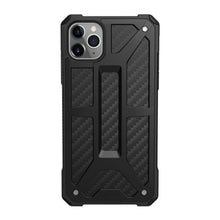 Заредете изображение във визуализатора на галерията – Urban armor gear monarch гръб за iPhone 11 pro max carbon fiber - само за 77.3 лв
