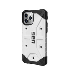 Заредете изображение във визуализатора на галерията – Urban armor gear pathfinder гръб за iPhone 11 pro max бял - само за 55.5 лв
